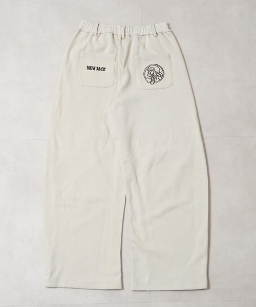 1111clothing(ワンフォークロージング)の「NEW JACK 刺繍 バレルスウェットパンツ / NEW JACK Embroidered Barrel Sweatpants(スウェットパンツ・メンズ・ブラック/グレイッシュベージュ・M/L)」の8枚目の写真