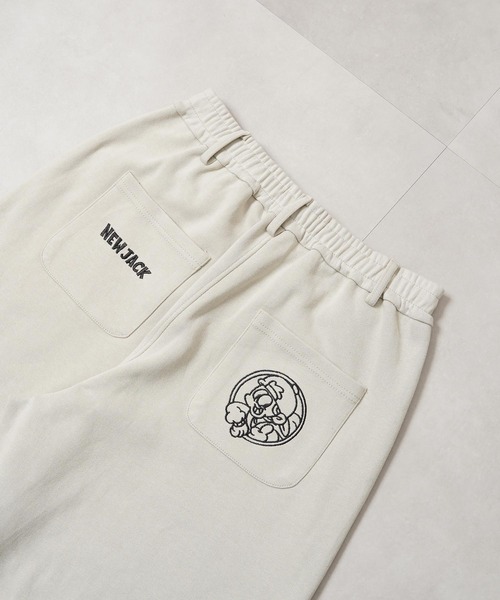 1111clothing(ワンフォークロージング)の「NEW JACK 刺繍 バレルスウェットパンツ / NEW JACK Embroidered Barrel Sweatpants(スウェットパンツ・メンズ・ブラック/グレイッシュベージュ・M/L)」の19枚目の写真