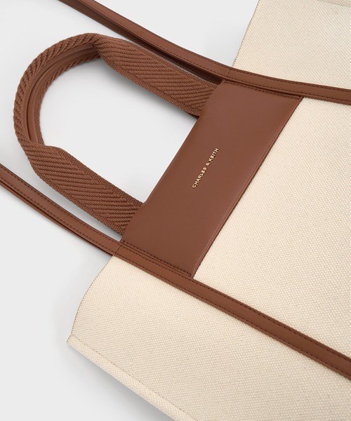 CHARLES & KEITH(チャールズ & キース)の「Shalia シャリア キャンバスダブルハンドルトートバッグ(トートバッグ・レディース・ベージュ系その他・XL)」の2枚目の写真