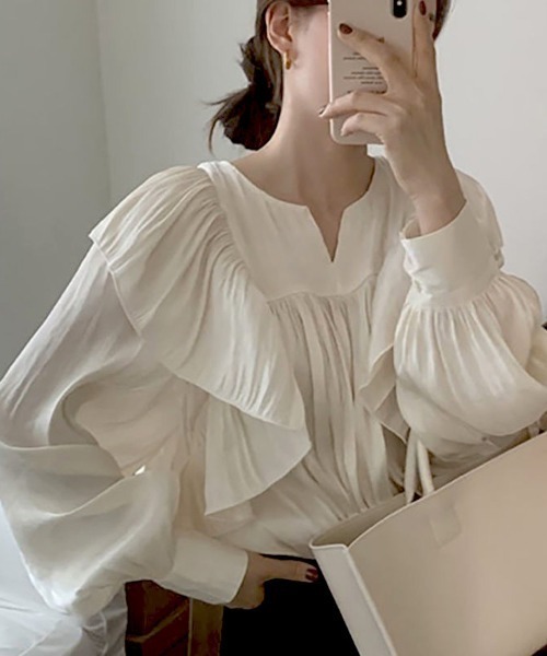 CLOTHY(クロシィ)の「【春を感じるエアリー素材×ラッフルディール♪】ソフトサテンブラウス(シャツ/ブラウス・レディース・ブラック/アイボリー・FREE)」の2枚目の写真