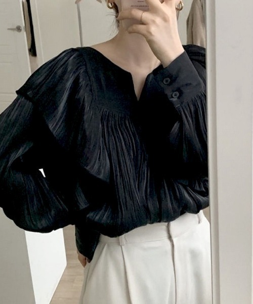 CLOTHY(クロシィ)の「【春を感じるエアリー素材×ラッフルディール♪】ソフトサテンブラウス(シャツ/ブラウス・レディース・ブラック/アイボリー・FREE)」の1枚目の写真