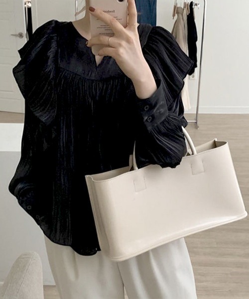 CLOTHY(クロシィ)の「【春を感じるエアリー素材×ラッフルディール♪】ソフトサテンブラウス(シャツ/ブラウス・レディース・ブラック/アイボリー・FREE)」の5枚目の写真
