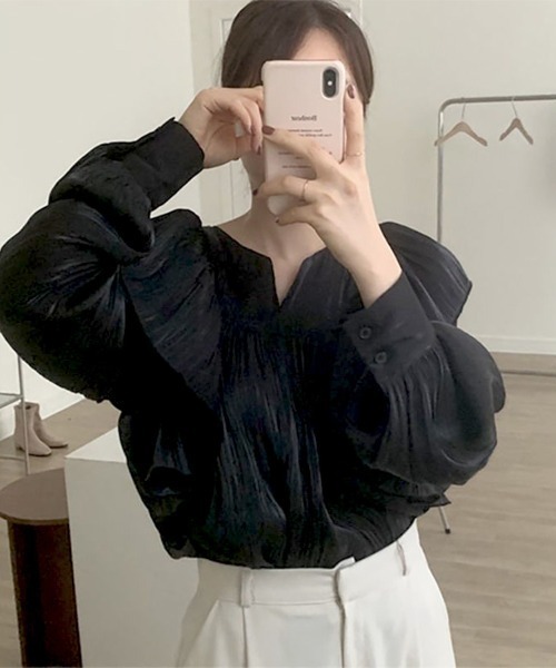 CLOTHY(クロシィ)の「【春を感じるエアリー素材×ラッフルディール♪】ソフトサテンブラウス(シャツ/ブラウス・レディース・ブラック/アイボリー・FREE)」の6枚目の写真