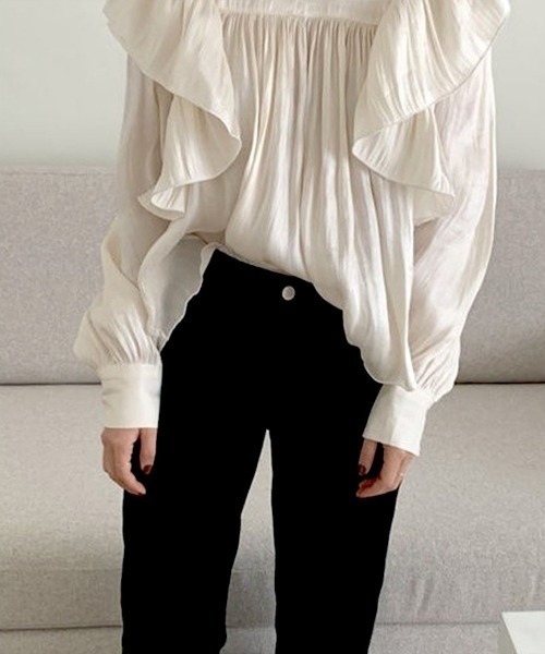 CLOTHY(クロシィ)の「【春を感じるエアリー素材×ラッフルディール♪】ソフトサテンブラウス(シャツ/ブラウス・レディース・ブラック/アイボリー・FREE)」の3枚目の写真