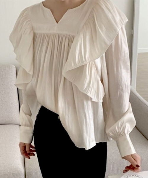 CLOTHY(クロシィ)の「【春を感じるエアリー素材×ラッフルディール♪】ソフトサテンブラウス(シャツ/ブラウス・レディース・ブラック/アイボリー・FREE)」の4枚目の写真