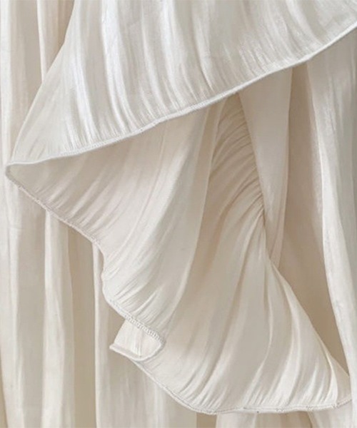 CLOTHY(クロシィ)の「【春を感じるエアリー素材×ラッフルディール♪】ソフトサテンブラウス(シャツ/ブラウス・レディース・ブラック/アイボリー・FREE)」の7枚目の写真