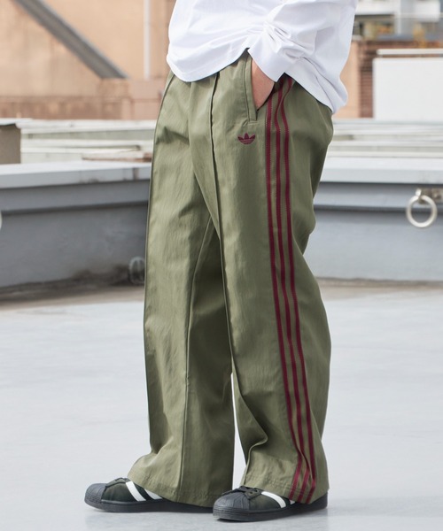 adidas（アディダス）の「adidas/アディダス ブリットコア トラックパンツ ラインパンツ スリーストライプス 2026年春夏（その他パンツ・メンズ・ブラック/グリーン・S/M/L/XL）」の2枚目の写真