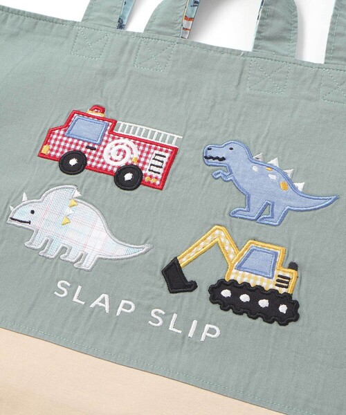 SLAP SLIP（スラップスリップ）の「恐竜はたらくくるまパッチ刺しゅうリバーシブルレッスンバッグ（ショルダーバッグ・キッズ・ネイビー/グリーン・FREE）」の3枚目の写真