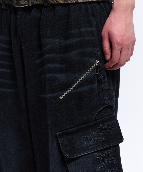 RSSC(アールエスエスシー)の「CONVERTIBLE DESTROYED CARGO DENIM PANTS - BLACK(デニムパンツ・レディース・その他・2/1)」の21枚目の写真