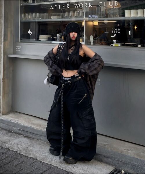 RSSC(アールエスエスシー)の「CONVERTIBLE DESTROYED CARGO DENIM PANTS - BLACK(デニムパンツ・レディース・その他・2/1)」の19枚目の写真