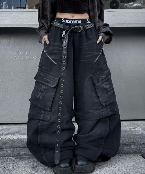 RSSC(アールエスエスシー)の「CONVERTIBLE DESTROYED CARGO DENIM PANTS - BLACK(デニムパンツ・レディース・その他・2/1)」の8枚目の写真