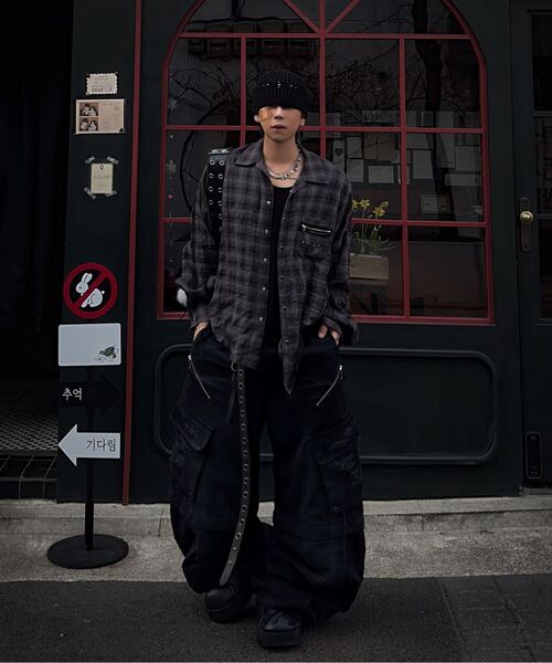 RSSC(アールエスエスシー)の「CONVERTIBLE DESTROYED CARGO DENIM PANTS - BLACK(デニムパンツ・レディース・その他・2/1)」の10枚目の写真
