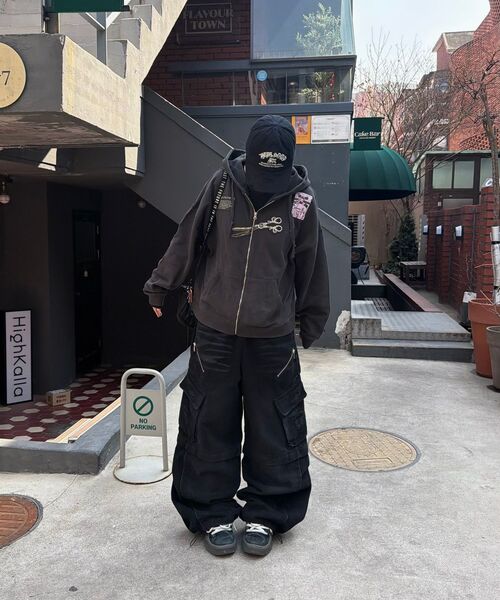 RSSC(アールエスエスシー)の「CONVERTIBLE DESTROYED CARGO DENIM PANTS - BLACK(デニムパンツ・レディース・その他・2/1)」の3枚目の写真