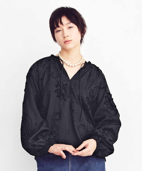 MEDE19F（メデジュウキュウ）の「ＭＥＤＥ１９Ｆ　３Ｄモチーフブラウス（シャツ/ブラウス・レディース・ブラック/ブルー系その他・M/L）」の2枚目の写真