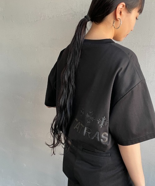 TATRAS（タトラス）の「[TATRAS/タトラス] 別注 GLUTO バック刺繍ロゴ ショートスリーブTシャツ（Tシャツ/カットソー・レディース・ブラック/ホワイト・1/2/3/4）」の2枚目の写真