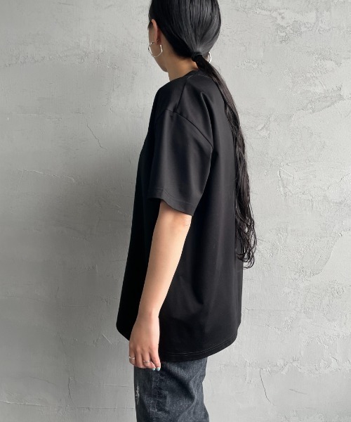 TATRAS（タトラス）の「[TATRAS/タトラス] 別注 GLUTO バック刺繍ロゴ ショートスリーブTシャツ（Tシャツ/カットソー・レディース・ブラック/ホワイト・1/2/3/4）」の4枚目の写真