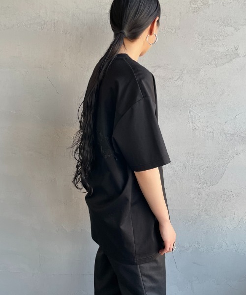 TATRAS（タトラス）の「[TATRAS/タトラス] 別注 GLUTO バック刺繍ロゴ ショートスリーブTシャツ（Tシャツ/カットソー・レディース・ブラック/ホワイト・1/2/3/4）」の14枚目の写真