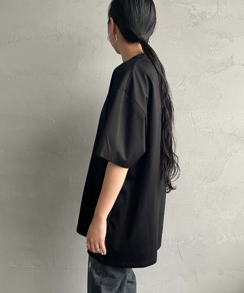 TATRAS（タトラス）の「[TATRAS/タトラス] 別注 GLUTO バック刺繍ロゴ ショートスリーブTシャツ（Tシャツ/カットソー・レディース・ブラック/ホワイト・1/2/3/4）」の17枚目の写真