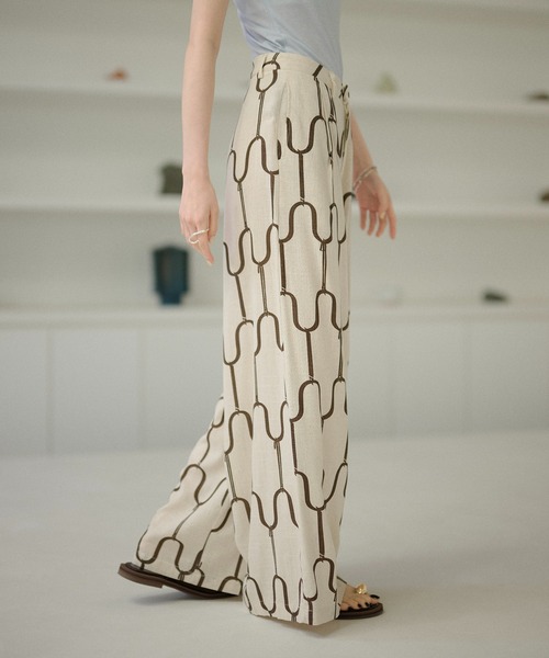 LAULEN（ローレン）の「geometric pattern tuck wide pants /ジオメトリック柄タックワイドパンツ（その他パンツ・レディース・ブラック/ブラウン・M/S）」の2枚目の写真