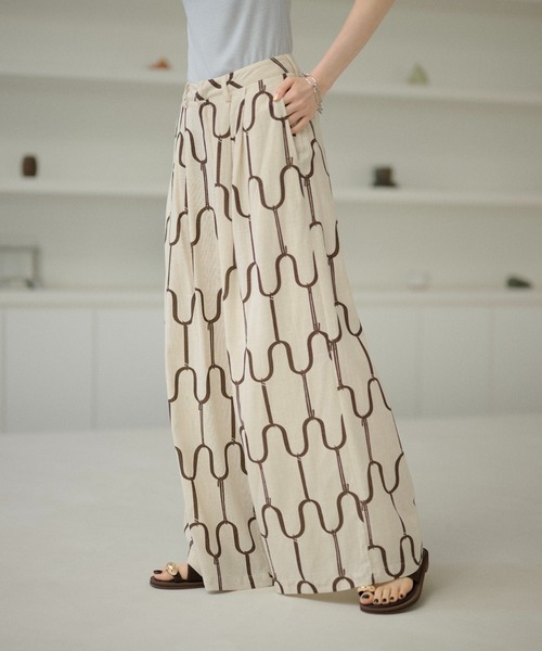 LAULEN（ローレン）の「geometric pattern tuck wide pants /ジオメトリック柄タックワイドパンツ（その他パンツ・レディース・ブラック/ブラウン・M/S）」の4枚目の写真