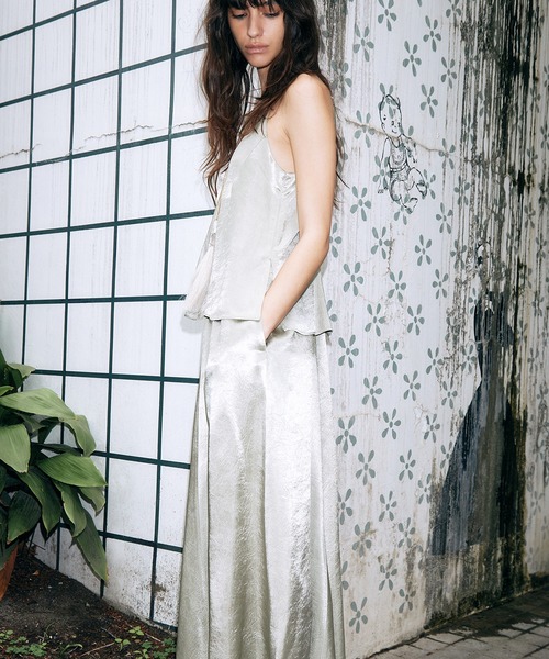 LE CIEL BLEU(ルシェルブルー)の「サテンキャミソールドレス / Satin Camisole Dress(ワンピース・レディース・ブラック/ゴールド・36/38)」の9枚目の写真