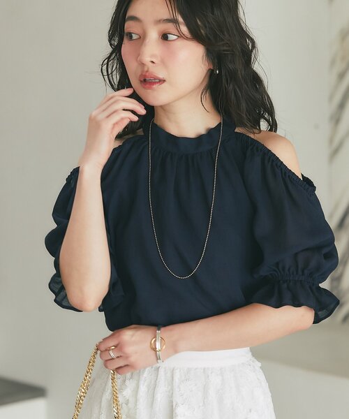 La boutique BonBon(ラブティックボンボン)の「【お上品ホルターネック】ホルターネックオープンショルダーブラウス(シャツ/ブラウス・レディース・オフホワイト/ネイビー・FREE)」の1枚目の写真