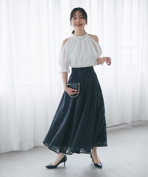 La boutique BonBon(ラブティックボンボン)の「【お上品ホルターネック】ホルターネックオープンショルダーブラウス(シャツ/ブラウス・レディース・オフホワイト/ネイビー・FREE)」の3枚目の写真