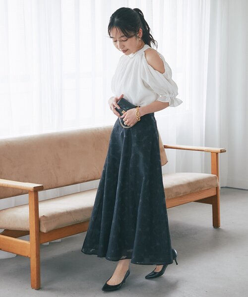 La boutique BonBon(ラブティックボンボン)の「【お上品ホルターネック】ホルターネックオープンショルダーブラウス(シャツ/ブラウス・レディース・オフホワイト/ネイビー・FREE)」の4枚目の写真