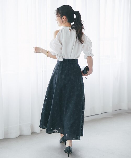 La boutique BonBon(ラブティックボンボン)の「【お上品ホルターネック】ホルターネックオープンショルダーブラウス(シャツ/ブラウス・レディース・オフホワイト/ネイビー・FREE)」の5枚目の写真
