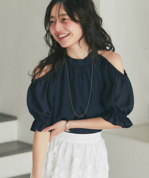 La boutique BonBon(ラブティックボンボン)の「【お上品ホルターネック】ホルターネックオープンショルダーブラウス(シャツ/ブラウス・レディース・オフホワイト/ネイビー・FREE)」の6枚目の写真