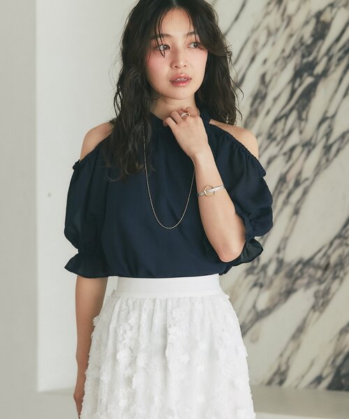 La boutique BonBon(ラブティックボンボン)の「【お上品ホルターネック】ホルターネックオープンショルダーブラウス(シャツ/ブラウス・レディース・オフホワイト/ネイビー・FREE)」の7枚目の写真