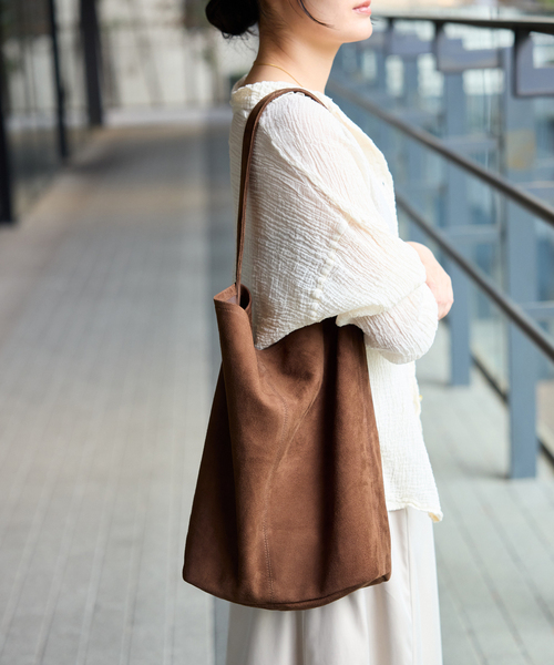 IENA(イエナ)の「Morphee/モルフェ CYLINDER(M size)OIL SUEDE BROWN バッグ(ショルダーバッグ・レディース・ブラウン・FREE)」の2枚目の写真