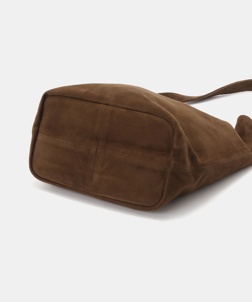 IENA(イエナ)の「Morphee/モルフェ CYLINDER(M size)OIL SUEDE BROWN バッグ(ショルダーバッグ・レディース・ブラウン・FREE)」の7枚目の写真