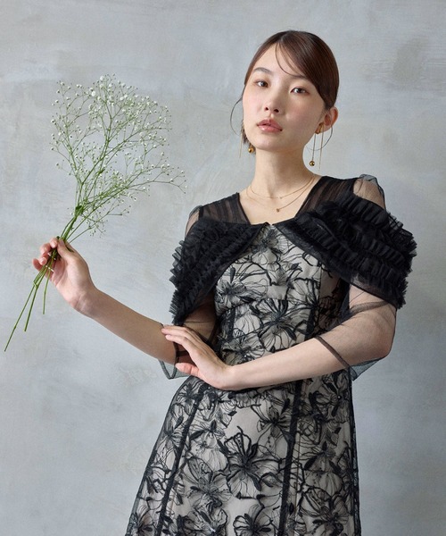Kana(カナ)の「花柄刺繍ボリュームフリル袖フレアドレス(ドレス・レディース・チャコールグレー/ブラック/ライトグリーン・M)」の7枚目の写真