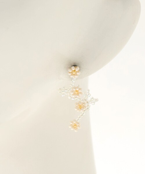 Steven Alan(スティーブンアラン)の「<Pura Utz>WHITE FLOWER EAR STICKS/ピアス(ピアス(両耳用)・レディース・オフホワイト・FREE)」の3枚目の写真