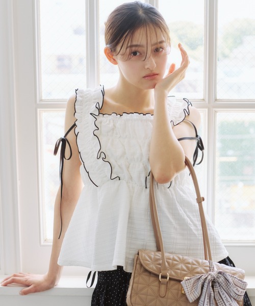JILL by JILL STUART(ジルバイジルスチュアート)の「フリルシュリンクトップス(シャツ/ブラウス・レディース・ブルー/ブラック系その他/ホワイト・FREE)」の2枚目の写真