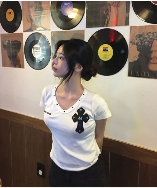 MUCENT(ムセント)の「デボンVネック半袖Tシャツ(2カラー)(Tシャツ/カットソー・レディース・ブラック/アイボリー・FREE)」の12枚目の写真