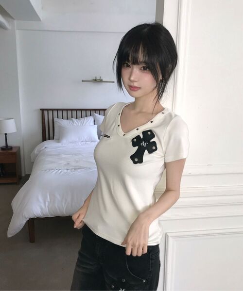 MUCENT(ムセント)の「デボンVネック半袖Tシャツ(2カラー)(Tシャツ/カットソー・レディース・ブラック/アイボリー・FREE)」の22枚目の写真