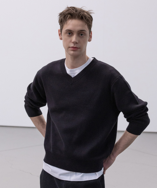 Софт‑коттон V‑neck — полуприлегающая футболка [черный]