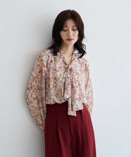 YECCA VECCA(イェッカヴェッカ)の「フラワー柄シアーボウタイブラウス(シャツ/ブラウス・レディース・ブラウン/ピンクベージュ・FREE)」の2枚目の写真