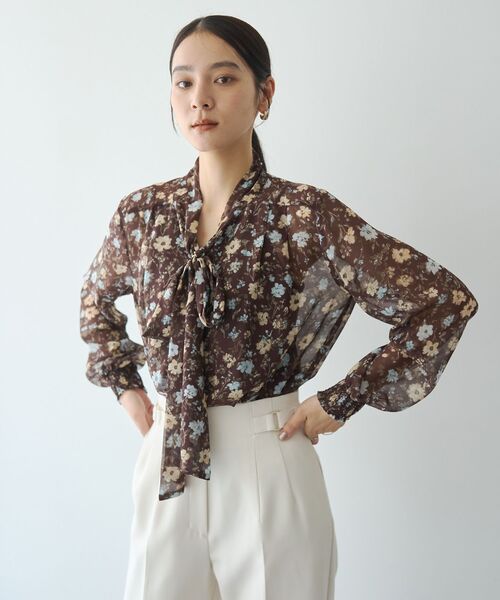 YECCA VECCA(イェッカヴェッカ)の「フラワー柄シアーボウタイブラウス(シャツ/ブラウス・レディース・ブラウン/ピンクベージュ・FREE)」の1枚目の写真