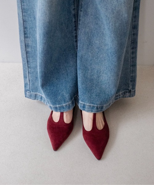 on:nue(オンニュ)の「【on:nue】ポインテッドスウェードTストラップヒールパンプス /26-27 AW COLLECTION(パンプス・レディース・ブラック/バーガンディー/グレイッシュベージュ・24.0cm/23.0cm/23.5cm/24.5cm/25.0cm)」の3枚目の写真