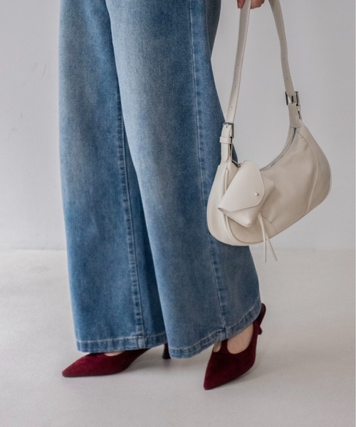 on:nue(オンニュ)の「【on:nue】ポインテッドスウェードTストラップヒールパンプス /26-27 AW COLLECTION(パンプス・レディース・ブラック/バーガンディー/グレイッシュベージュ・24.0cm/23.0cm/23.5cm/24.5cm/25.0cm)」の17枚目の写真