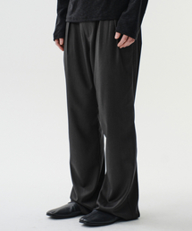 DIVEIN（ダイブイン）の「BUTTON PLEATED TROUSERS (CHARCOAL)（スラックス）」