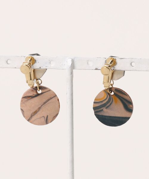 tone（トーン）の「【irodori】marble 黒 earring（イヤリング・レディース・ブラック・FREE）」の2枚目の写真
