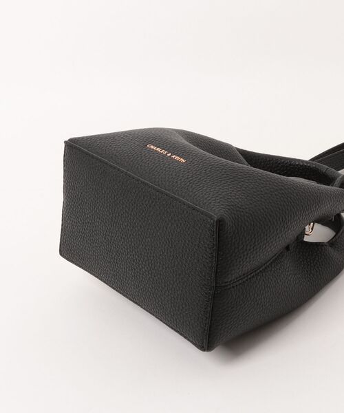 CHARLES & KEITH(チャールズ & キース)の「Chance ミニチャンス ターンロック バケットバッグ(ショルダーバッグ・レディース・チョコ/ピンク系その他3/ブラック・S)」の20枚目の写真