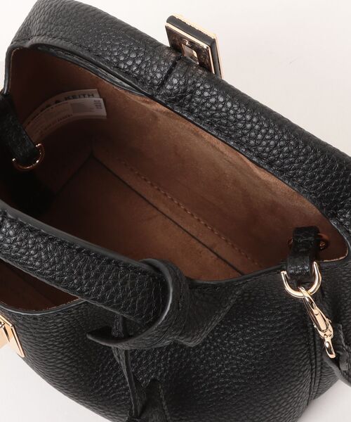 CHARLES & KEITH(チャールズ & キース)の「Chance ミニチャンス ターンロック バケットバッグ(ショルダーバッグ・レディース・チョコ/ピンク系その他3/ブラック・S)」の21枚目の写真