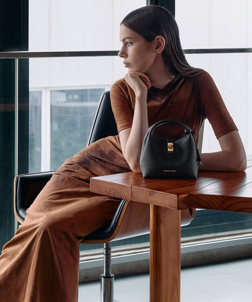CHARLES & KEITH(チャールズ & キース)の「Chance ミニチャンス ターンロック バケットバッグ(ショルダーバッグ・レディース・チョコ/ピンク系その他3/ブラック・S)」の2枚目の写真