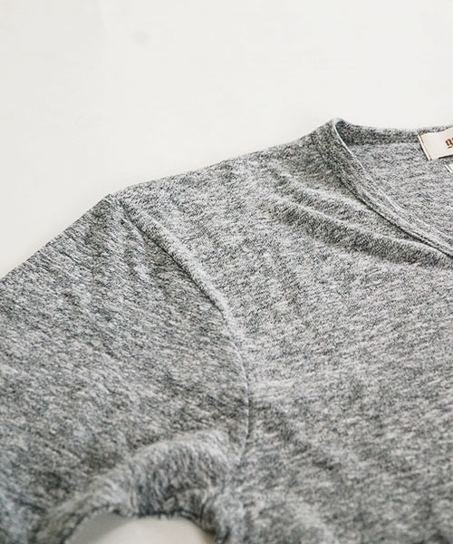 GRAND GLOBAL(グランドグローバル)の「GRAND GLOBAL / ヴィンテージUネックTシャツ (Tシャツ/カットソー・メンズ・ホワイト/グレー/ブルー・42/38/40)」の8枚目の写真