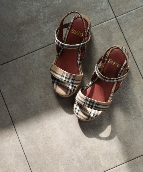 SESTO（セスト）の「【SESTOキッズ】ゴムでフィットする華奢ストラップサンダル（サンダル・キッズ・パープル/イエロー/グレー/ブラック系その他/グリーン/ベージュ/サックスブルー/レッド/ホワイト/ネイビー/グレイッシュベージュ/ゴールド/ブラック/アイボリー/パイソン/ピンク/ミント/レオパード/シルバー/ダークブラウン/チェック/キャメル・21.0cm/19.0cm/18.0cm/17.0cm/20.0cm）」の21枚目の写真